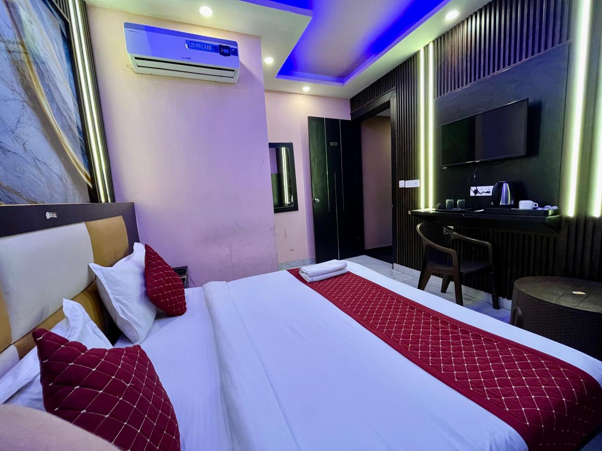 Отель Jupiter Plaza Delhi Airport Нью-Дели Экстерьер фото